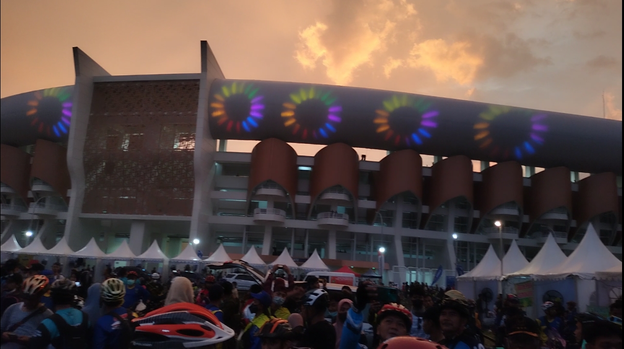Tampak Luar Saat Masyarakat Ramaikan Kegiatan Peresmian BIS Banten International Stadium - Foto : ISTIMEWA/Fikri Azhari